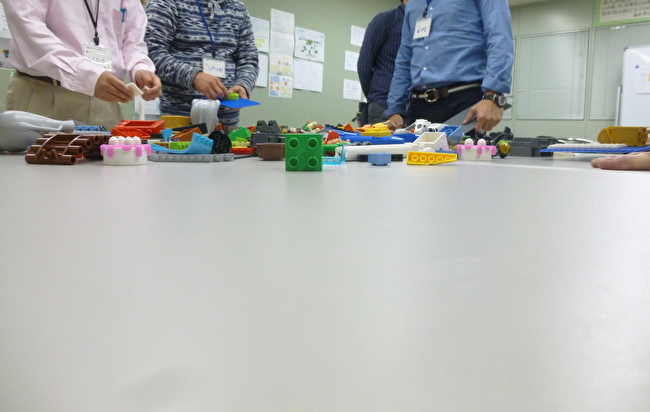 大きなテーブルにあるレゴとワークショップの参加者たち